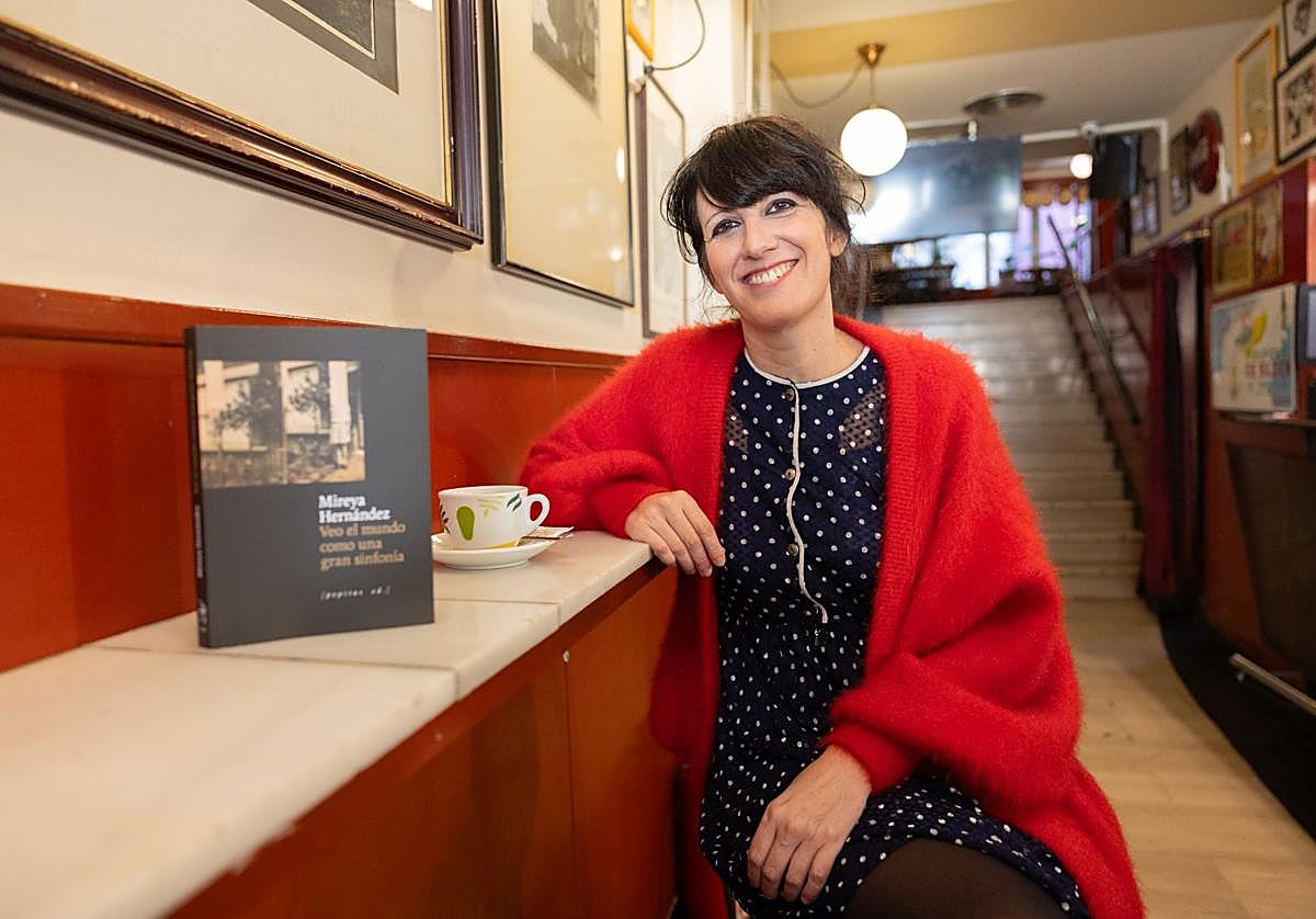 La escritora Mireya Hernández, el pasado sábado en el Café Bretón de Logroño, donde presentó su obra ganadora.