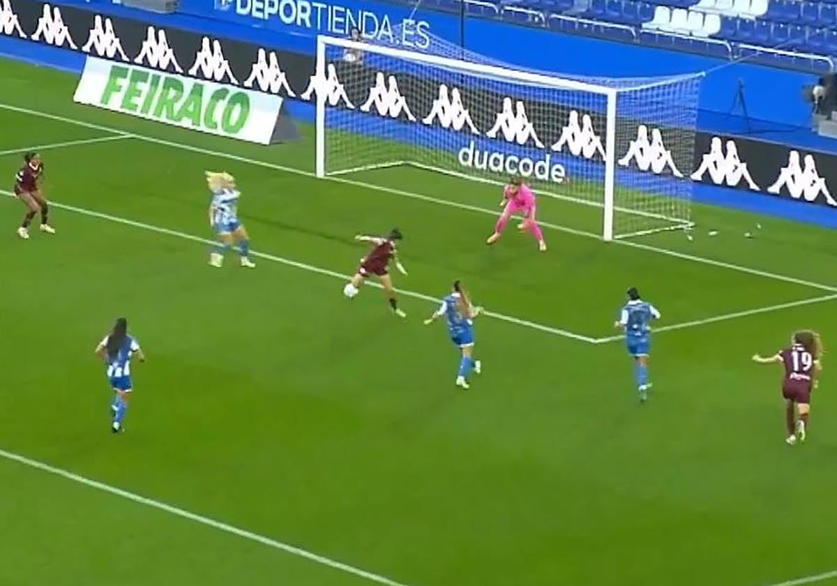 Isina vuelve a hacerlo: golazo de tacón en Riazor