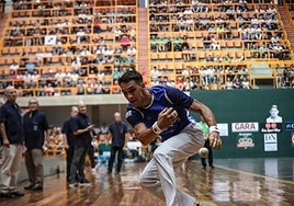 Zabala golpea la pelota en un partido anterior.