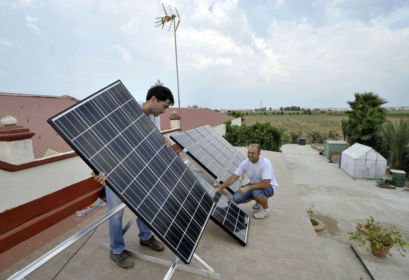 Instalación de paneles solares, en una imagen de archivo.