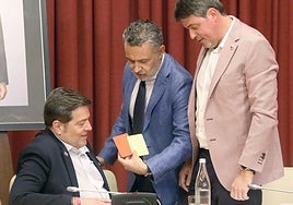 El alcalde Escobar junto a los concejales socialistas Luis Alonso y Kilian Cruz Dunne en un pasado pleno.