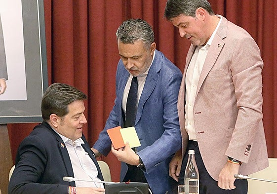 El alcalde Escobar junto a los concejales socialistas Luis Alonso y Kilian Cruz Dunne en un pasado pleno.