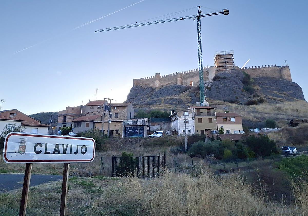 La grúa y los andamios en la muralla norte del castillo de Clavijo, la semana pasada.