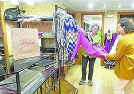 Dos mujeres en una tienda en una edición de los bonos anterior.