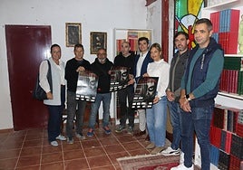 Los asistentes a la presentación del recorrido sujetando el cartel de esta edición titulada 'Sin salida'.