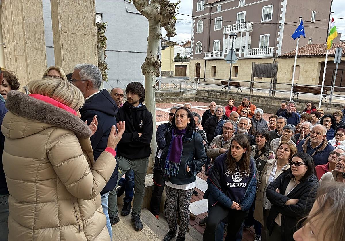 La alcaldesa daba explicaciones a los vecinos antes del pleno que aprobó impedir la construcción de la planta.