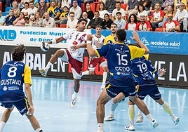 Lombardi intenta el lanzamiento en la posición ante el Valladolid.