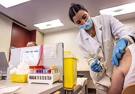 Una enfermera del centro de salud de Cascajos administra la vacuna de la gripe a un paciente.
