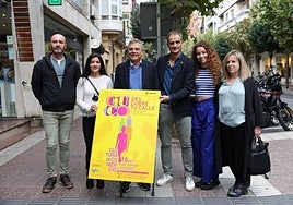 Eduardo Viladés (izquierda) junto a Florencio Nicolás (medio), el concejal Miguel Sáinz, y María Fernández Basses (derecha), entre otras personas participantes, durante la presentación del desfile.