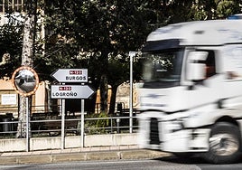 Un camión, en la travesía de Belorado