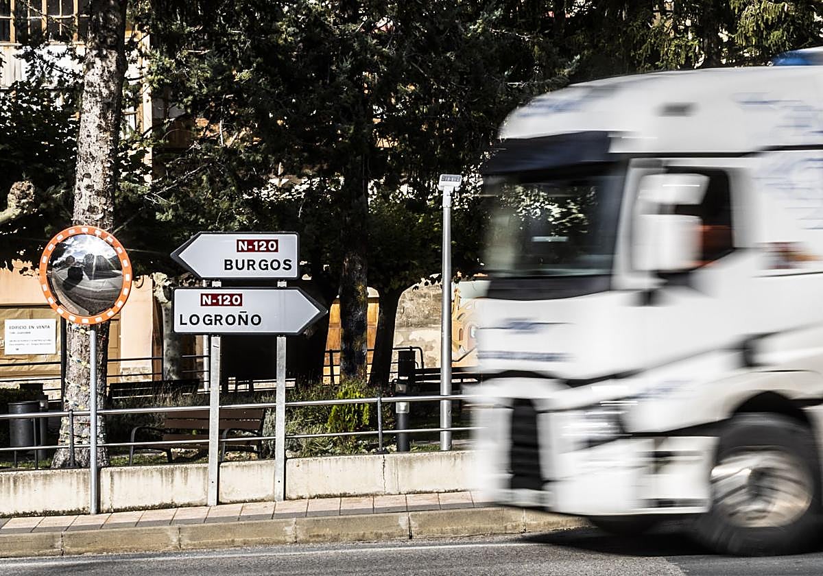 Un camión, en la travesía de Belorado