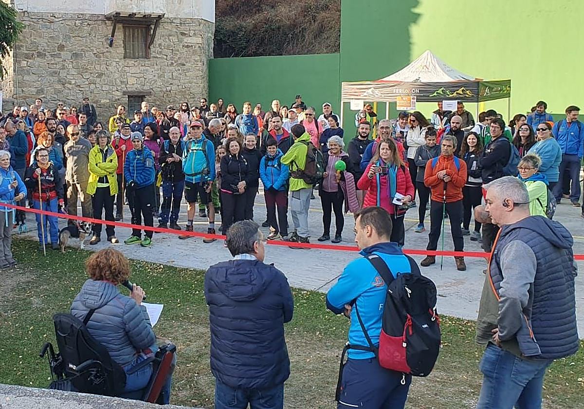 Discursos antes de iniciar la marcha del Día del Montañismo Riojanos en San Román de Cameros.