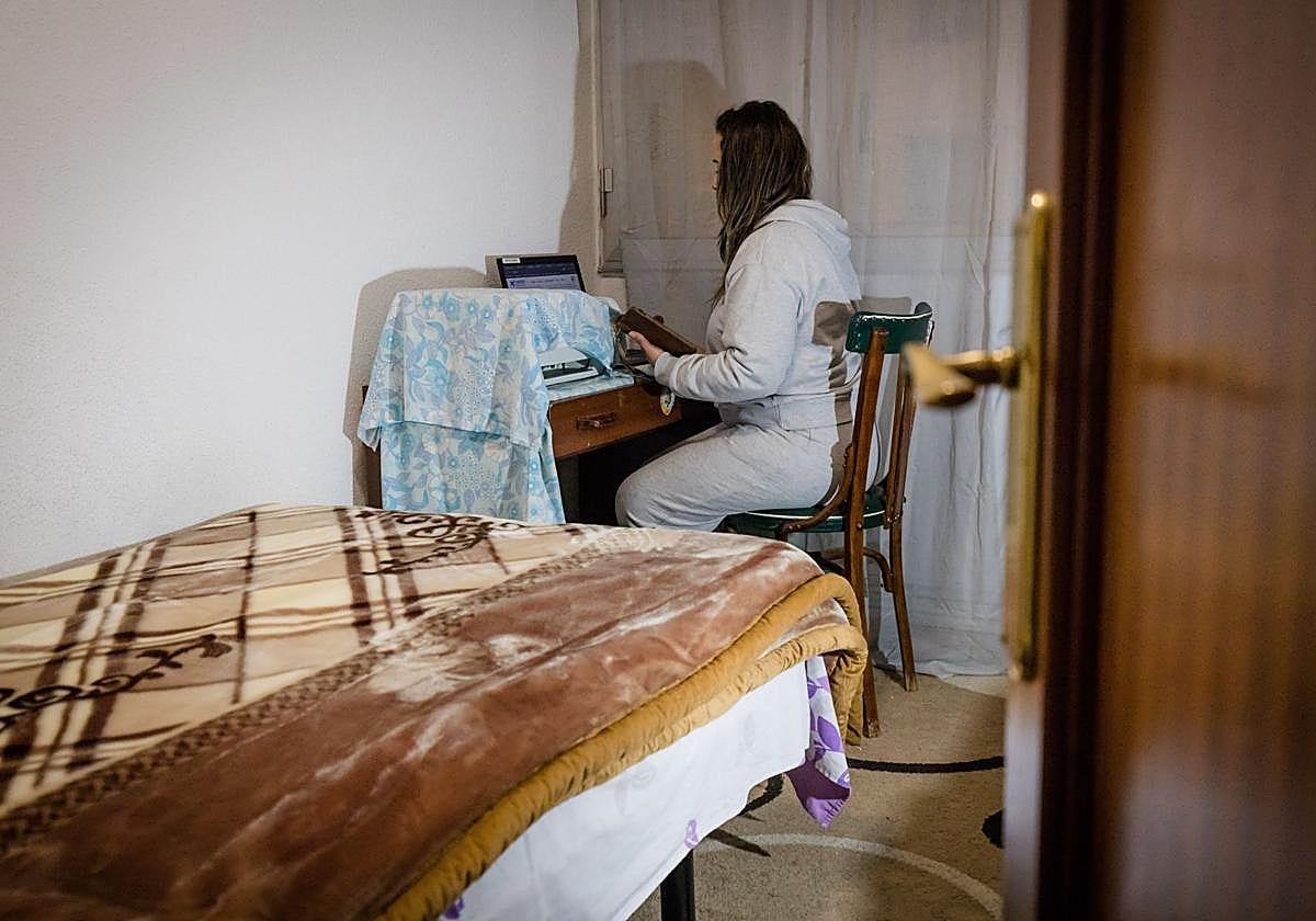 Una joven, en su habitación de alquiler, en una imagen de archivo.