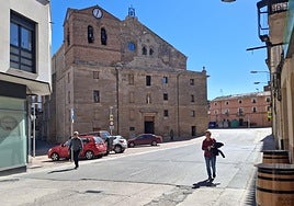 Dos peatones transitan por la plaza de San Pedro, sin aceras.