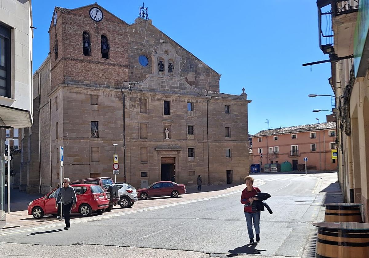 Dos peatones transitan por la plaza de San Pedro, sin aceras.