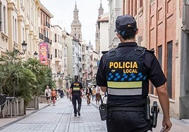 Policías Locales, de patrulla por la calle Portales de Logroño.