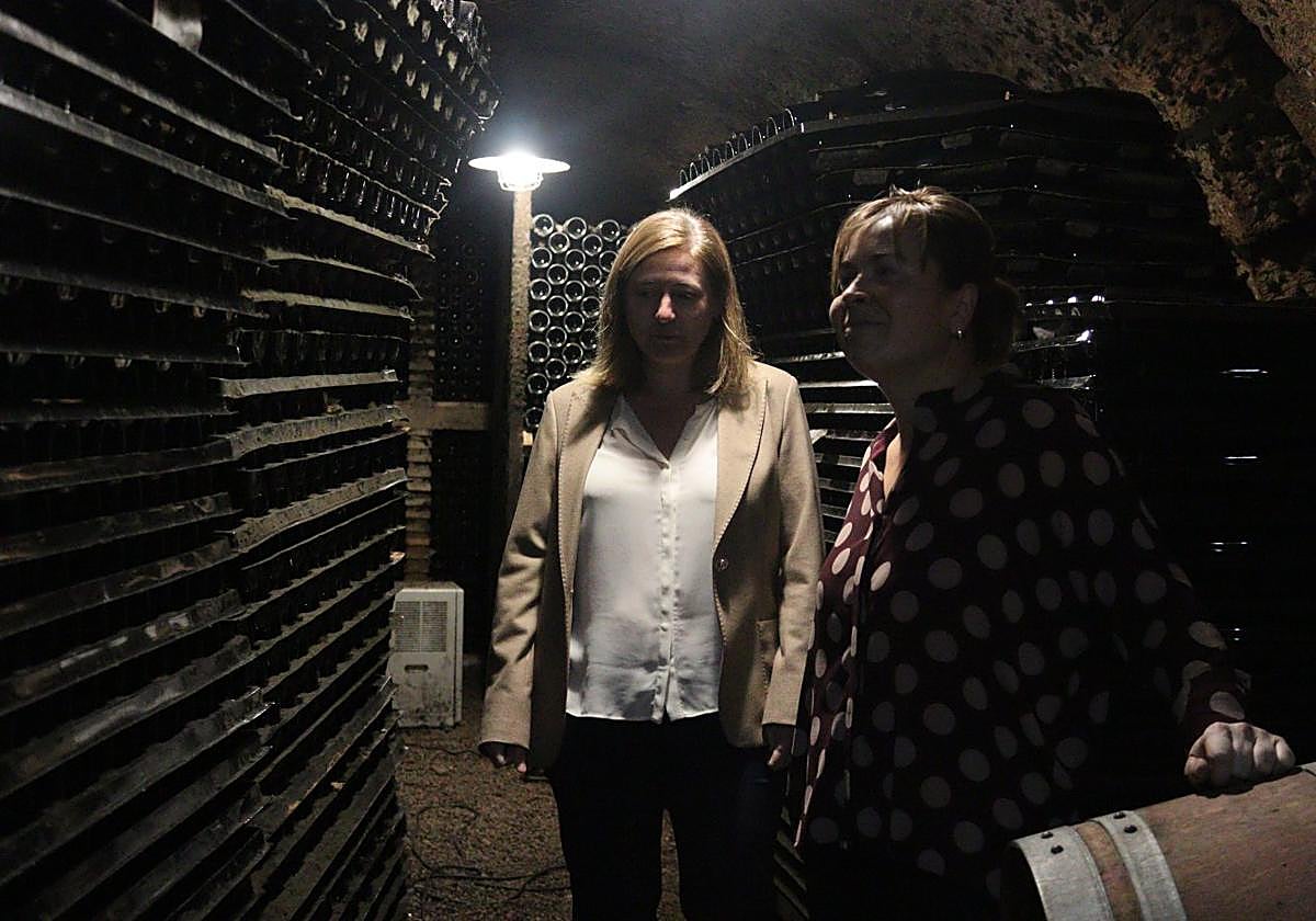 Berta Valgañón en el calado de su bodega ubicada en Cuzcurrita acompañada de la consejera Noemí Manzanos.
