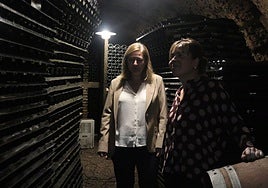 Berta Valgañón en el calado de su bodega ubicada en Cuzcurrita acompañada de la consejera Noemí Manzanos.