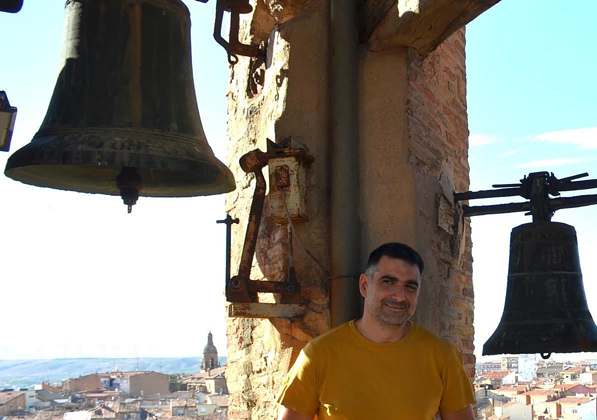 Rafa Puy, en el campanario de la iglesia de San Andrés.