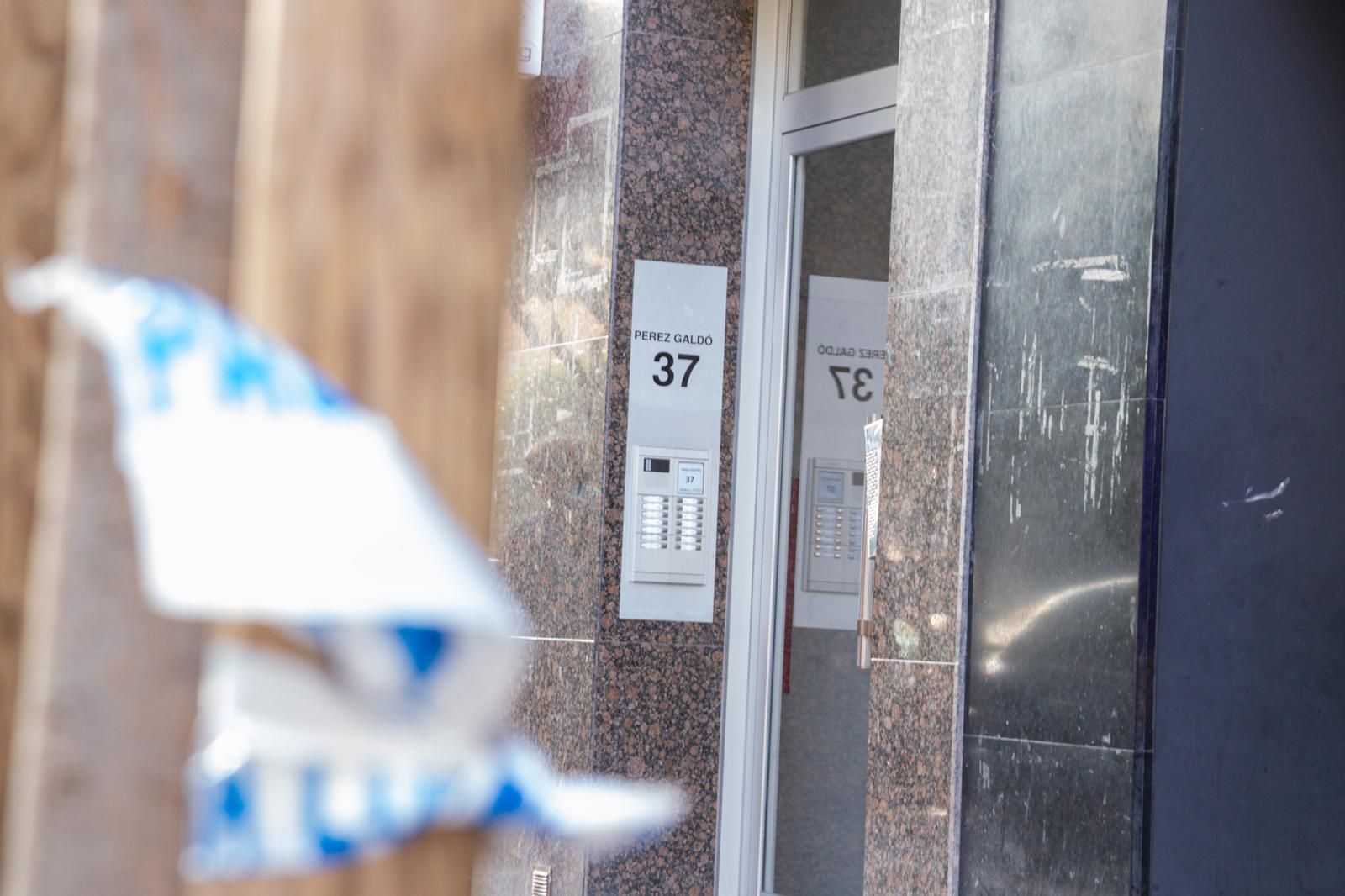 Portal del edificio afectado por la explosión de la bombona de butano.