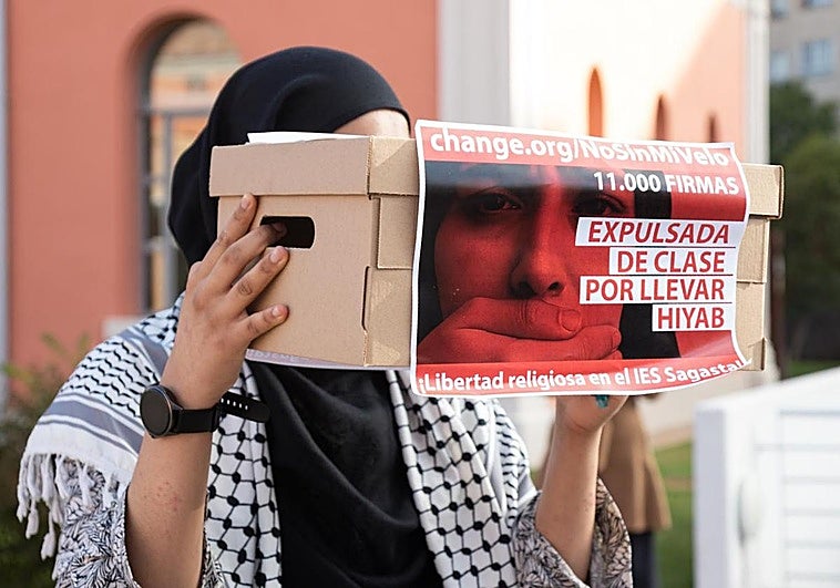 Akram, con las firmas que llevó a la Consejería