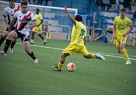 Álvaro Liñan se prepara para pegar al balón contra el Varea.