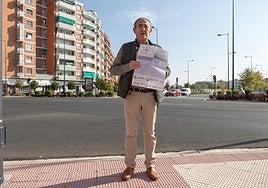 José Luis Rabadán posa con el cartel de las jornadas que organiza ARAD sobre la Comunidad GPS de La Rioja.