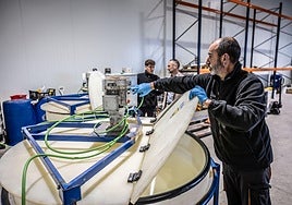 Un trabajador de Avanzare realiza principios activos en las instalaciones del grupo en Navarrete.
