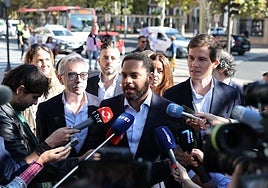 Ignacio Garriga, escoltado por los diputados regionales Héctor Alacid y Ángel Alda.