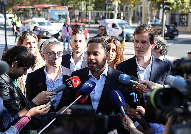Ignacio Garriga, escoltado por los diputados regionales Héctor Alacid y Ángel Alda.