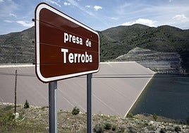 Vista, a pie de la carretera LR-250, de la presa de Terroba, en una imagen del año pasado.
