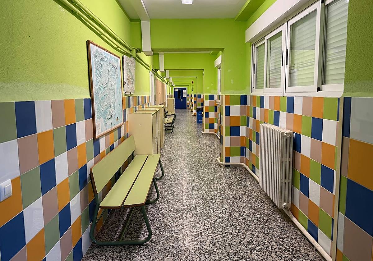 Uno de los pasillos del colegio público San Lorenzo, en Ezcaray.