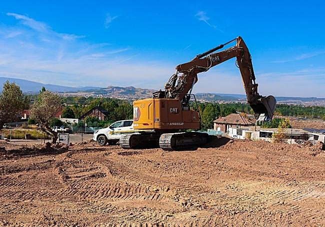 Una excavadora trabaja en la parcela donde se ha proyectado el nuevo cuartel de la Guardia Civil.