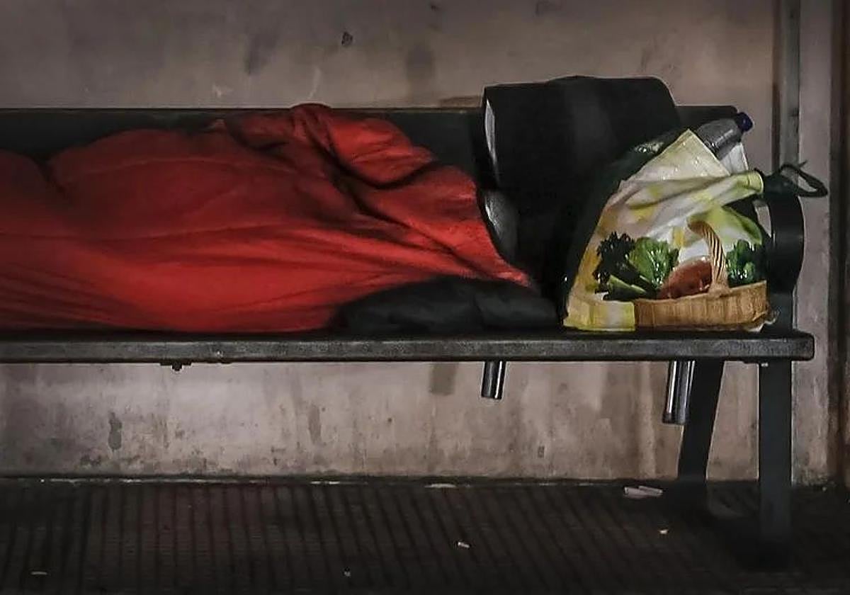 Una persona sin hogar pernocta en un banco de la vieja estación de autobuses de la capital riojana.