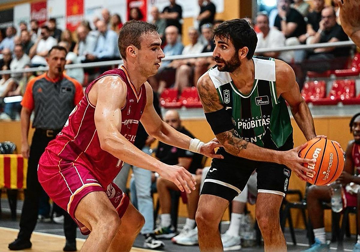 Jiménez defiende a Ricky Rubio.