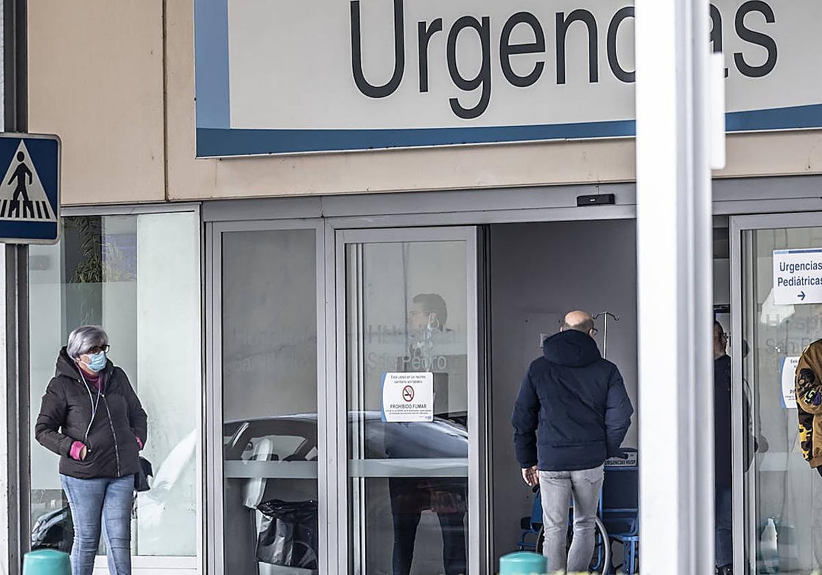 Entrada a Urgencias del San Pedro en una imagen de archivo.