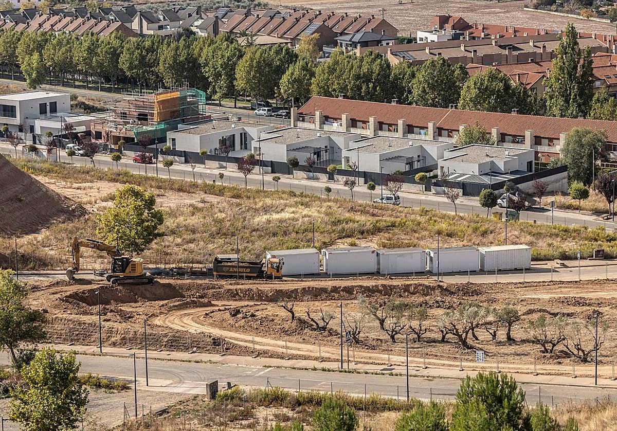 Trabajos de movimiento de tierras en la parcela donde se ha proyectado construir el nuevo cuartel de la Guardia Civil en Villamediana.