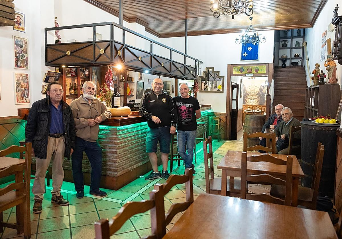 Carmelo Martínez (en el centro, con camiseta negra y pantalón largo), junto a trabajadores y clientes del Vinos Carmelo.