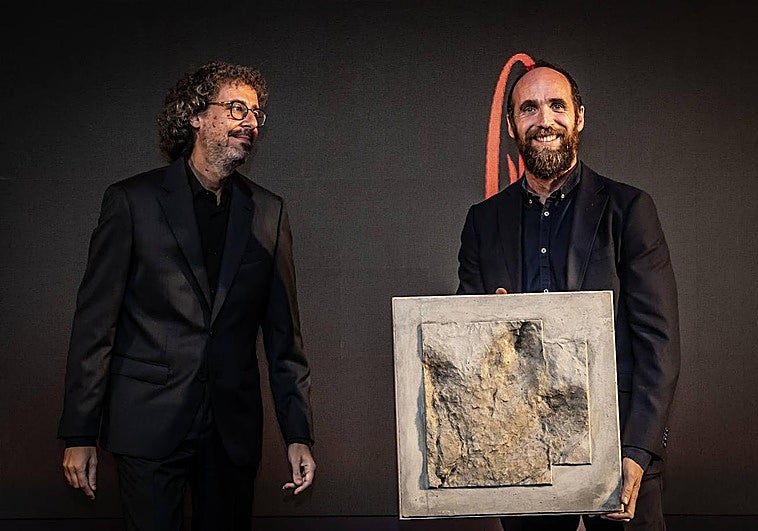 Eduardo Sáenz de Cabezón, junto a José Ángel González, el periodista que le dio el premio.