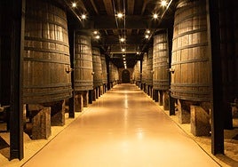 Corrillos entre barricas