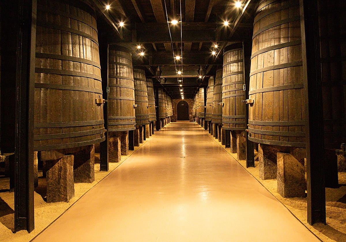 Corrillos entre barricas