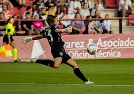 María Miralles se prepara para poner el balón en movimiento en Las Gaunas.