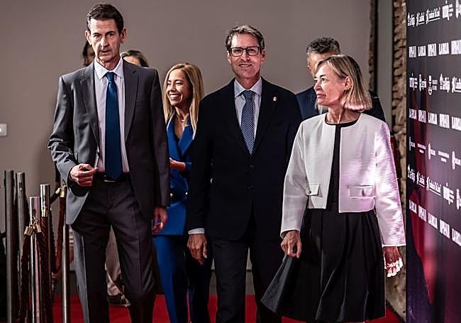 Goyo Eama, Marta Fernández, Gonzalo Capellán y Teresa Cobo entran a la sala.