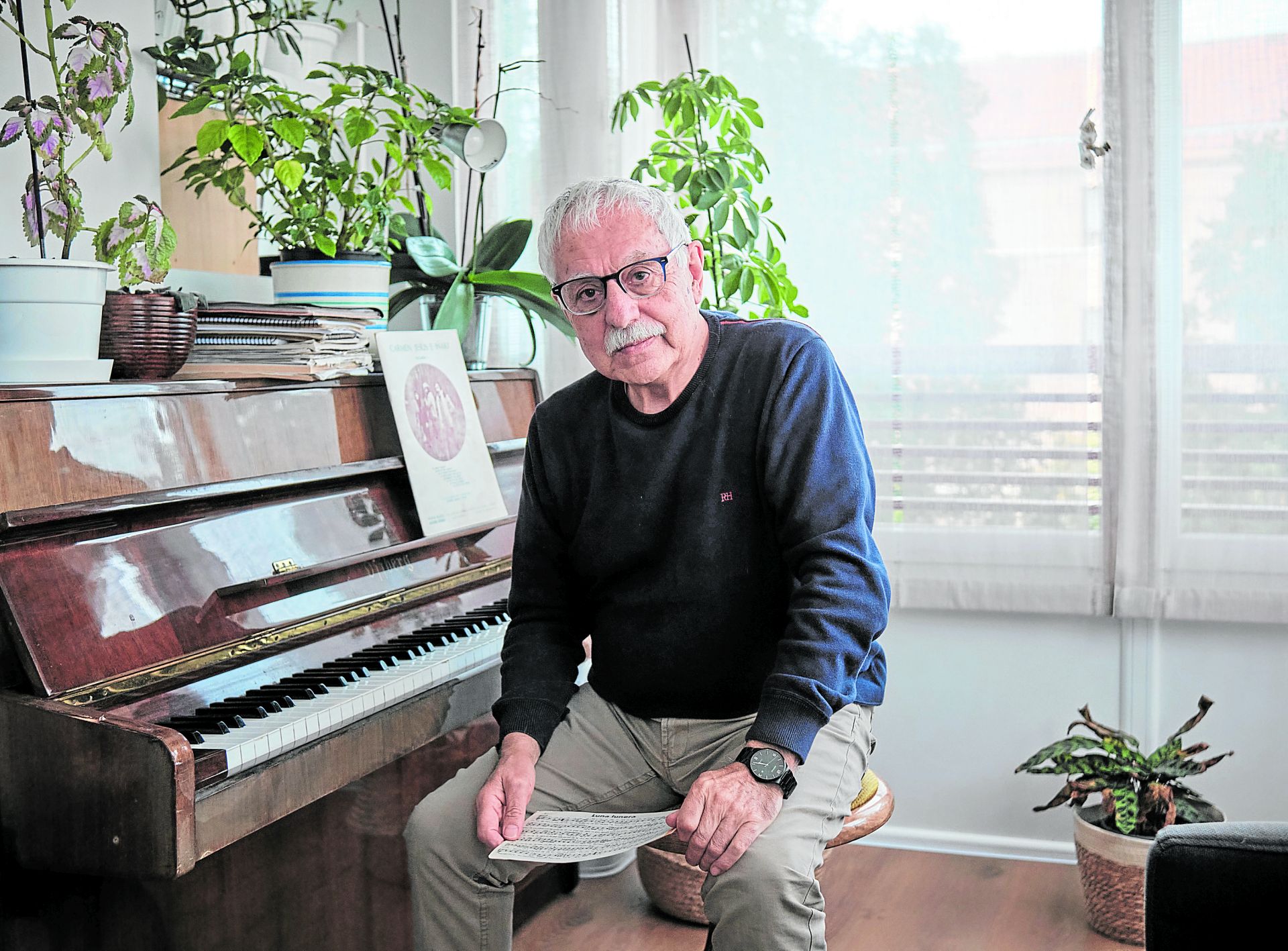 Jesús Vicente Aguirre, sentado al piano en su casa en Logroño.