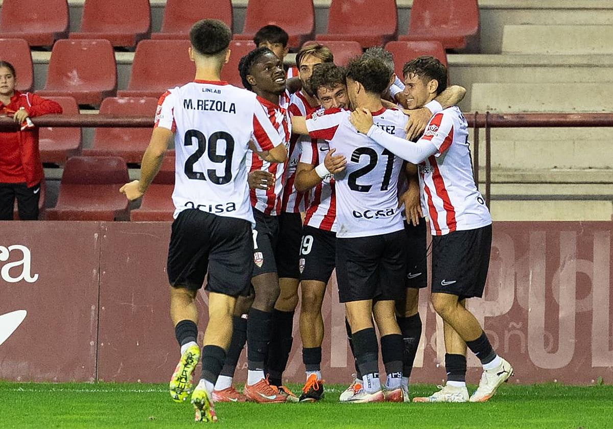 Los jugadores de la UDL se abrazan tras marcar el gol de la victoria ante el Beasain.