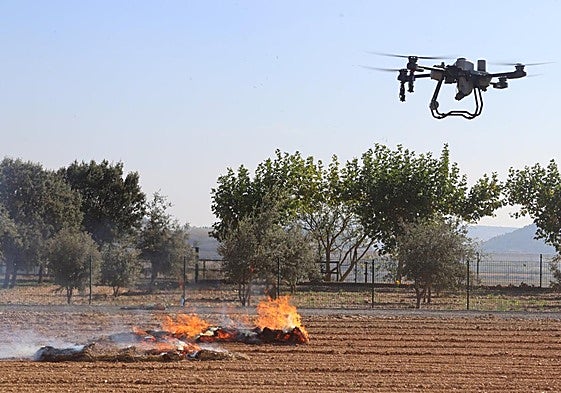 Dron Agras T25 utilizado para pulverizar un producto que funciona de cortafuegos en los incendios.