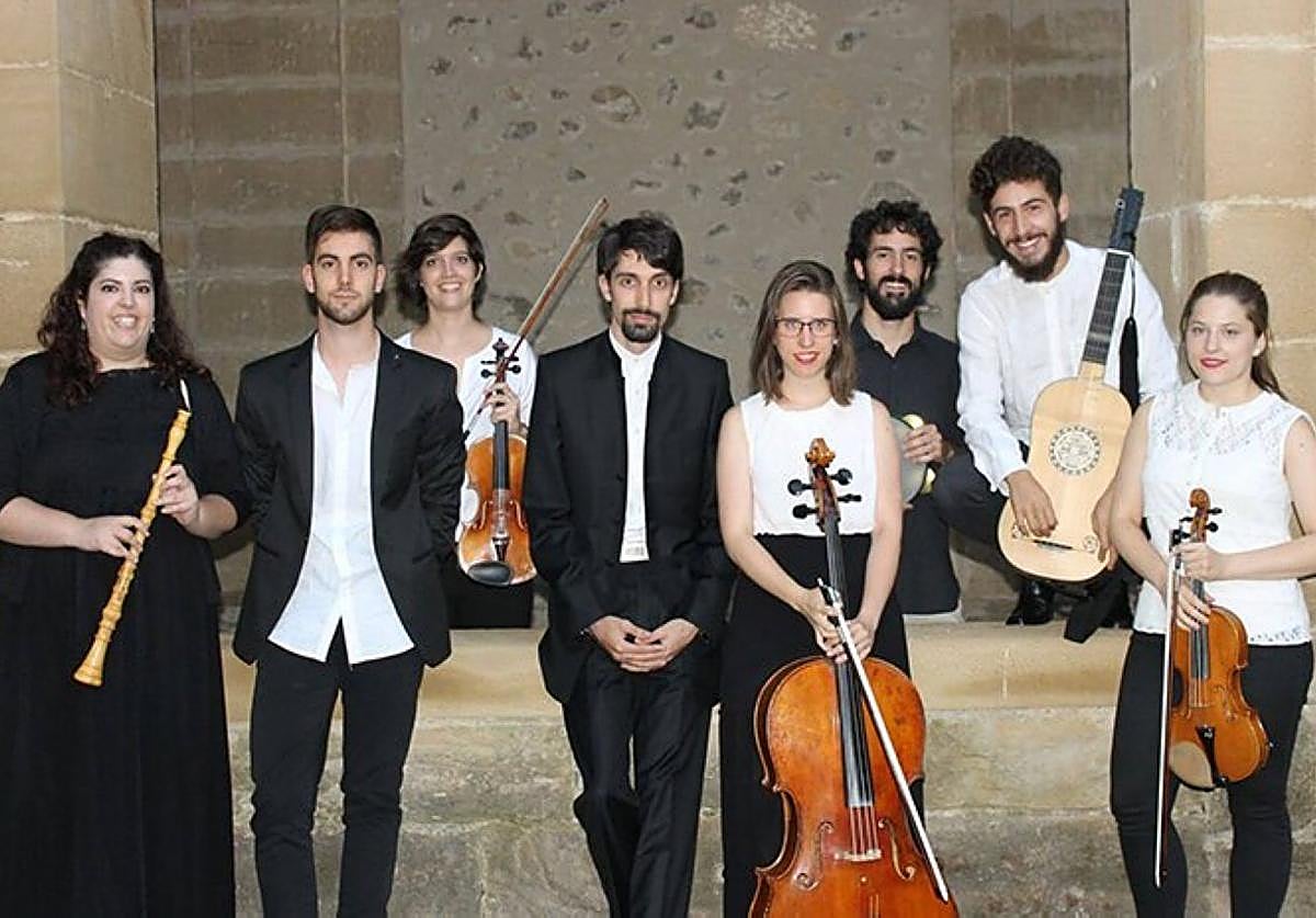 Integrantes de Rioja Filarmonía, con su director, Jorge Nicolás Manrique (en el centro).