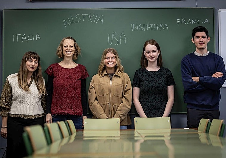 Mónica Magnin, Úrsula North, Natalie Beinlich, Jess Halford y Esteban Uriarte (de izquierda a derecha) en una de las aulas de la Escuela Oficial de Idiomas, en Logroño, donde residen actualmente.