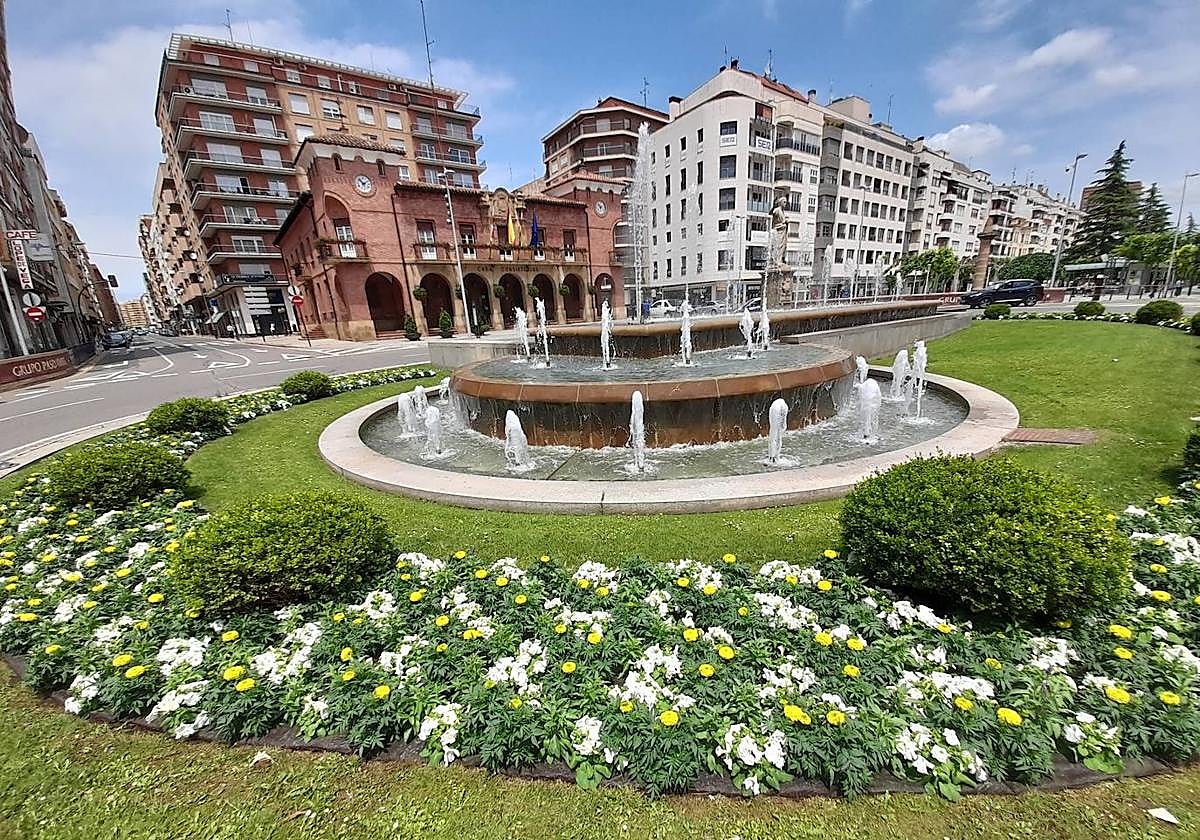 Zona ajardinada de la glorieta de Quintiliano, junto al Ayuntamiento de Calahorra.