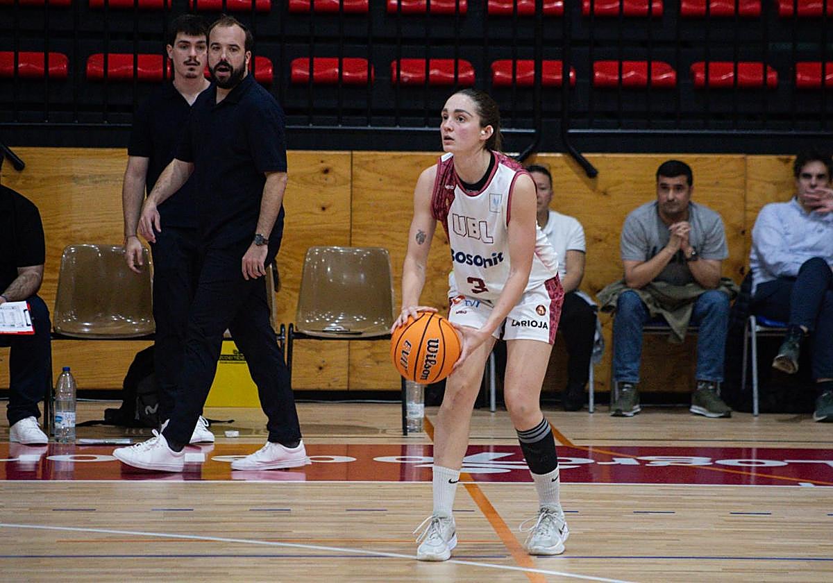 Cecilia Aldecoa, la mejor del partido, se dispone a tirar.